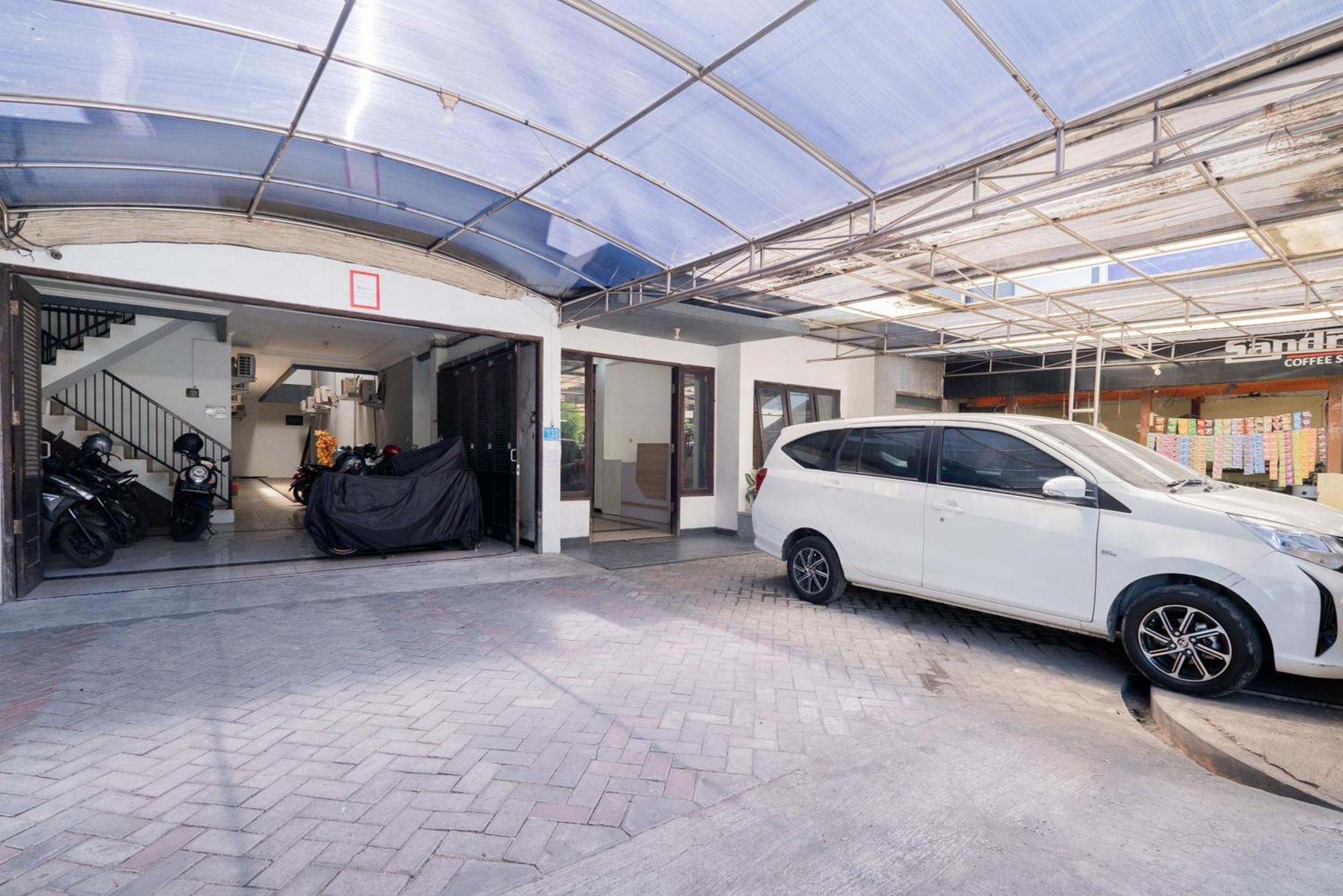 Reddoorz At Nginden Surabaya Hotel Exterior photo