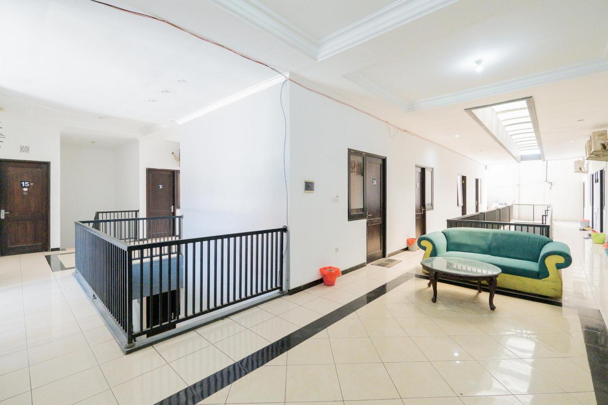 Reddoorz At Nginden Surabaya Hotel Exterior photo